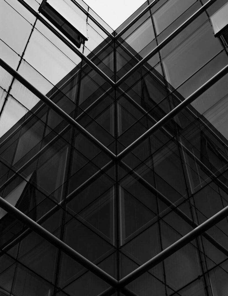 Eine gespiegelte Glasfassade eines Gebäudes